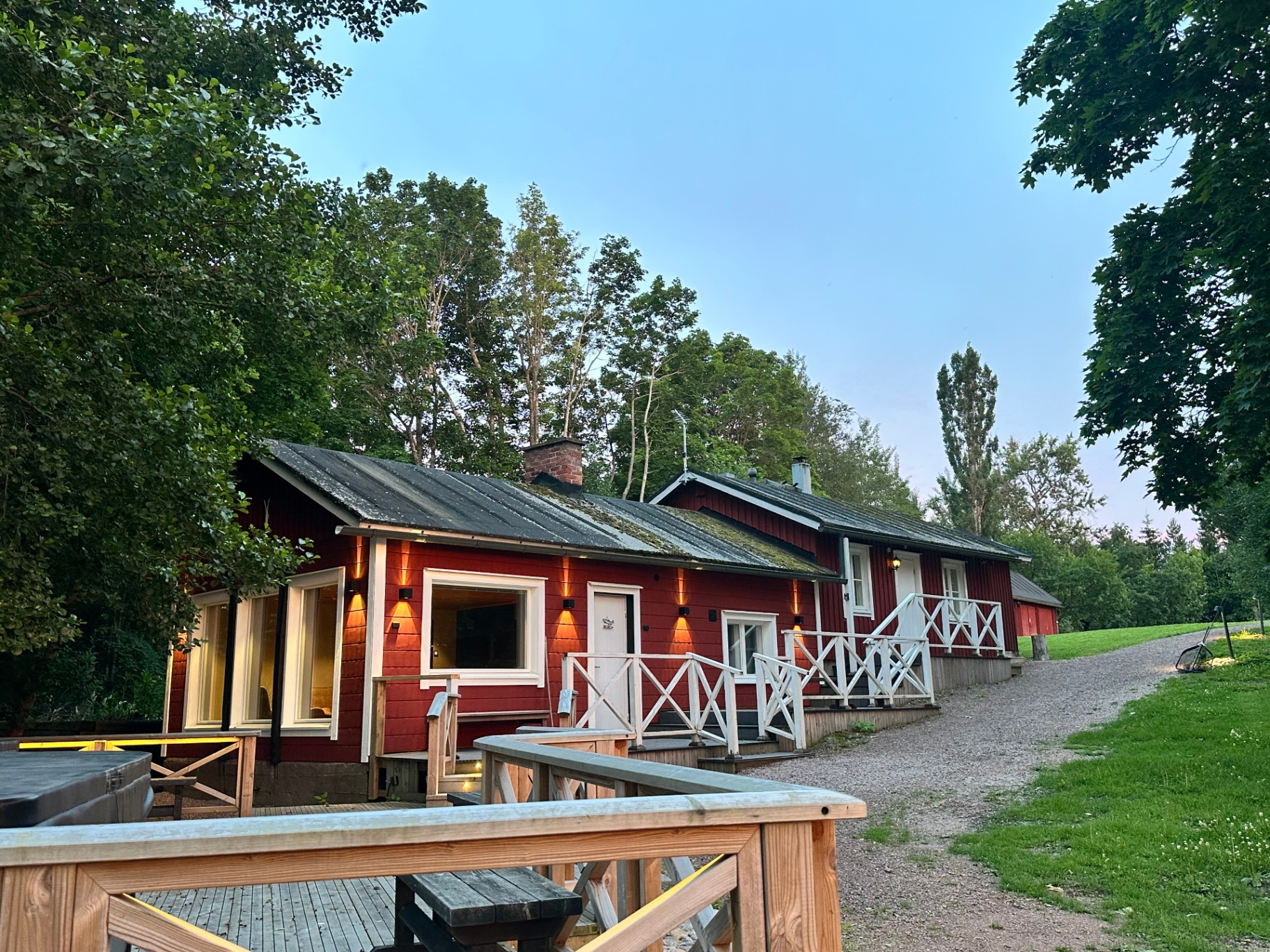 Punaiset rantamökit iltavalaistuksessa