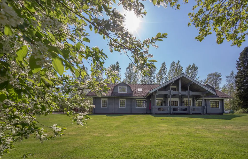 Villa ulkoa kesällä