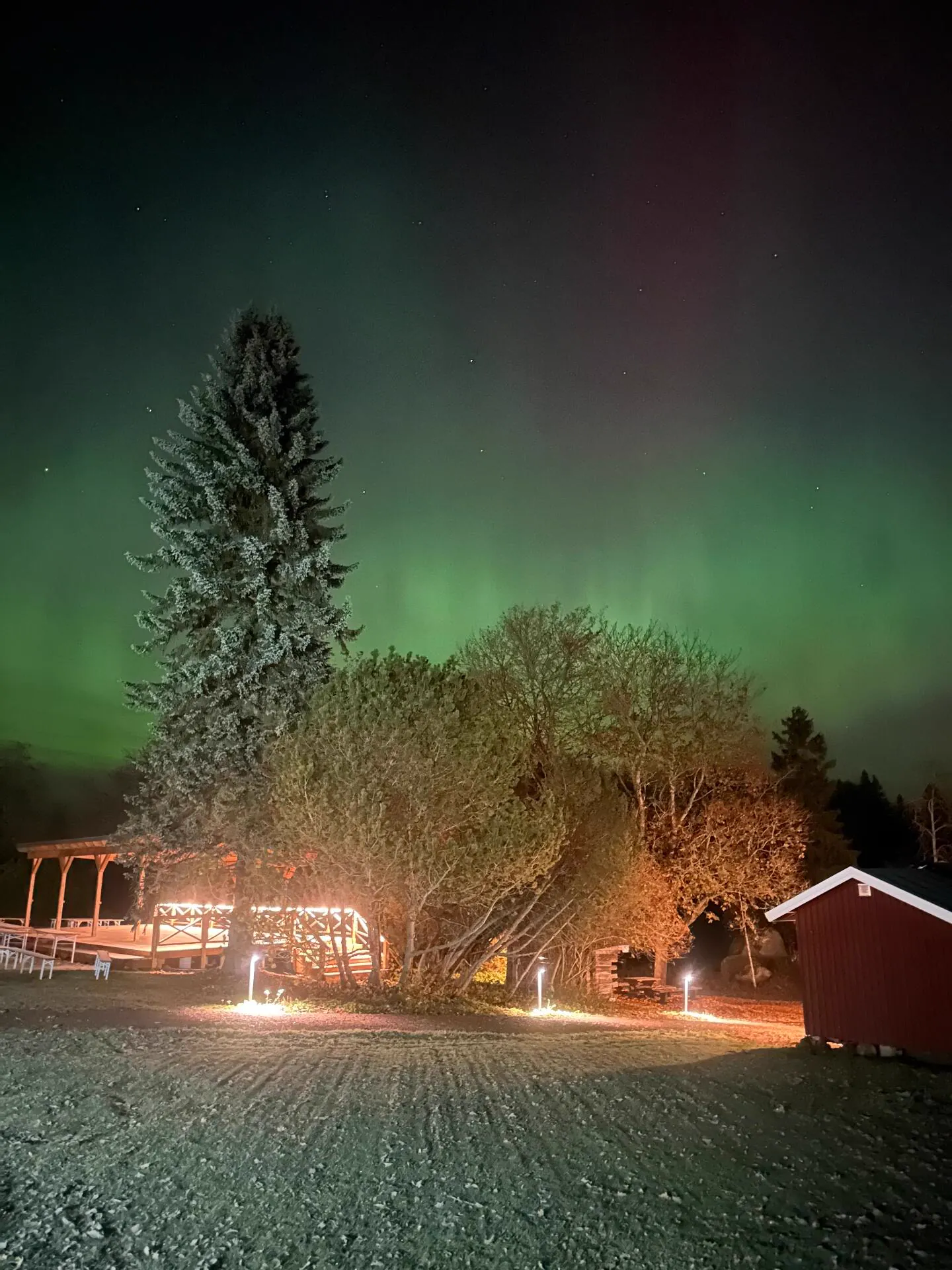 Revontulet piha-alueen yllä